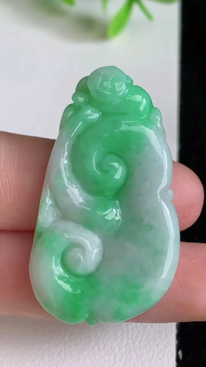 天然A货翡翠如意吊坠，尺寸47.7-23.7-6，重量:11.56g
6月22日