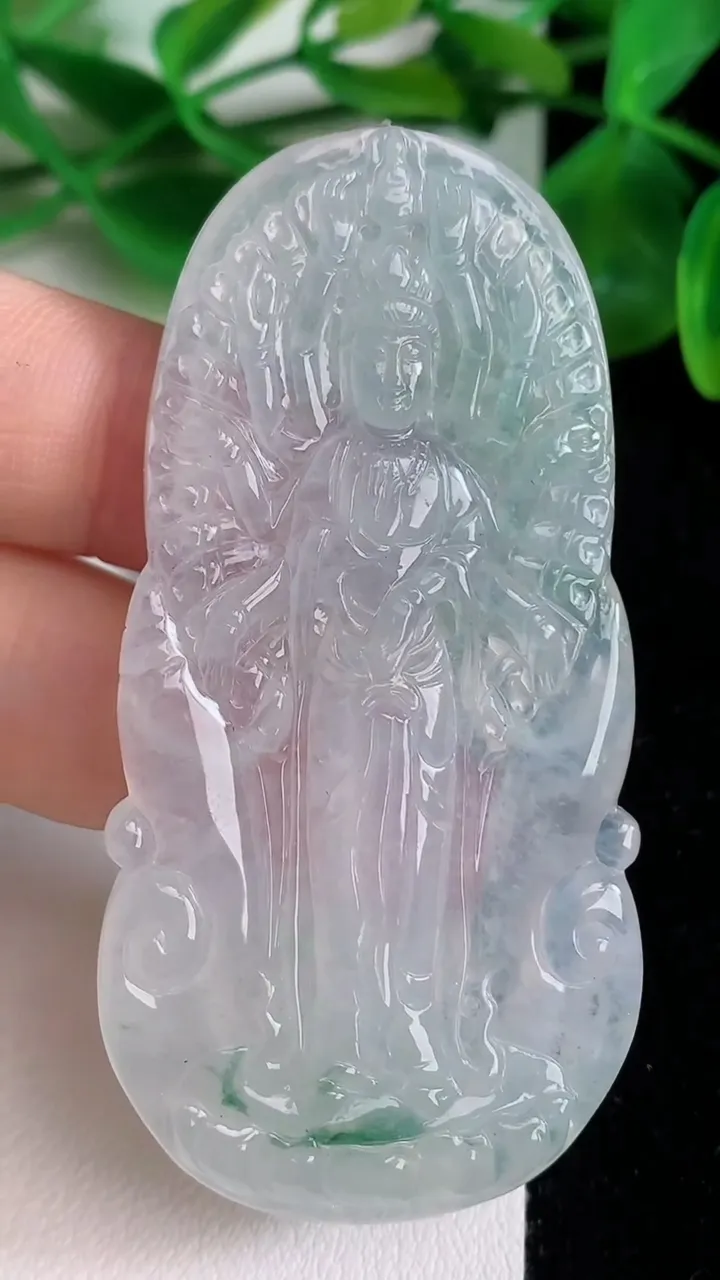 天然A货翡翠千手观音吊坠，尺寸64-30-4.8，重量:24.00g
6月22日