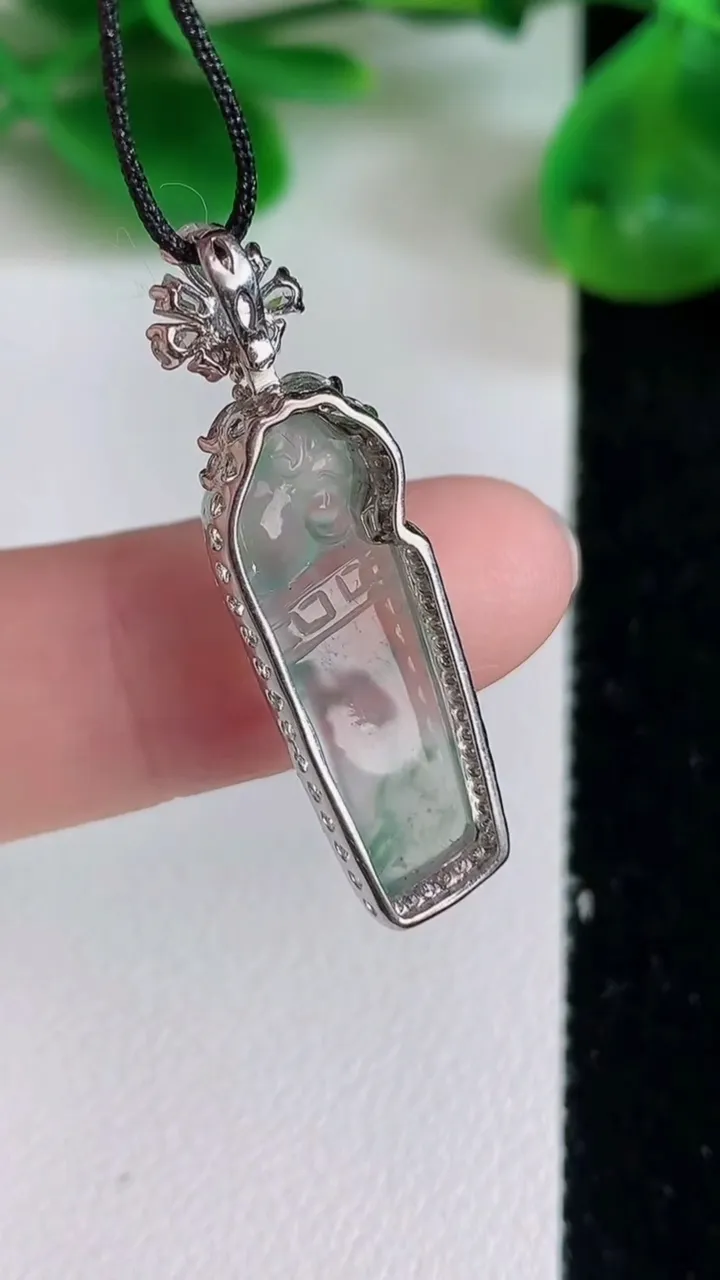 天然A货翡翠种飘花生肖猪吊坠，尺寸31.7-9.8-7.7，裸石22.7-6.7重量:2.66g
6月22日