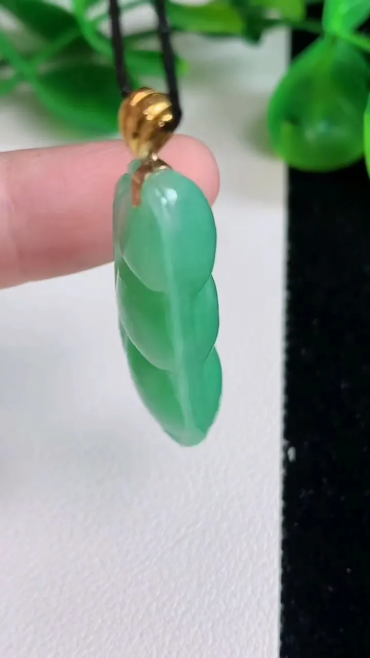 天然A货翡翠福豆吊坠，尺寸42-15.2-9.7，重量:9.46g
6月22日