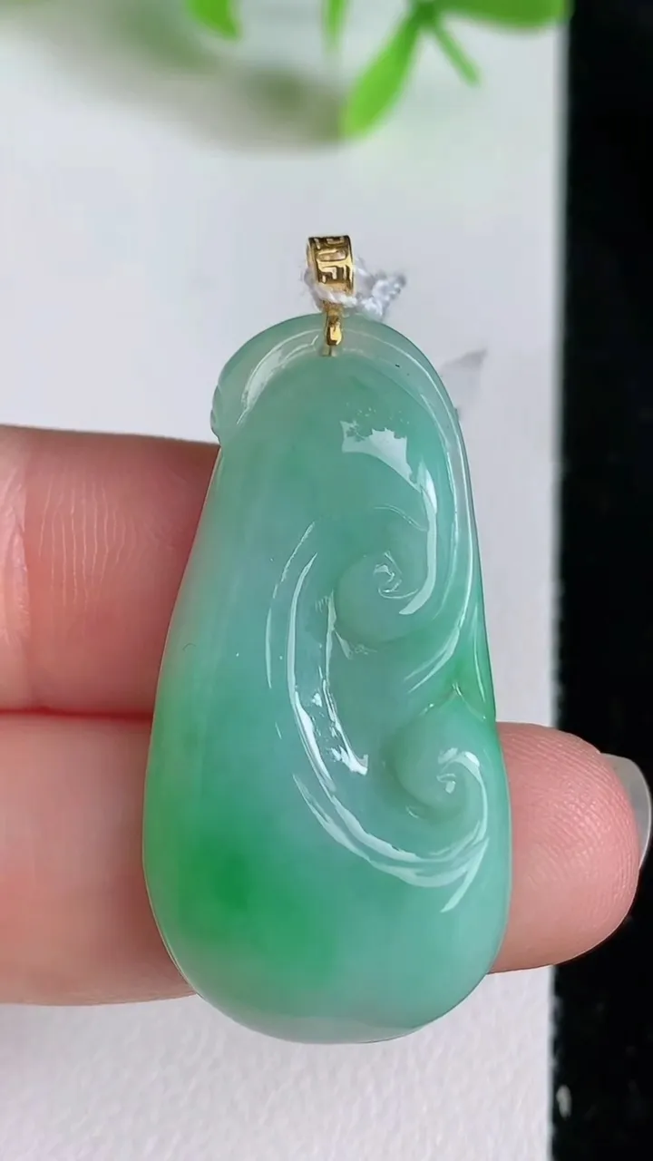 天然A货翡翠如意吊坠，尺寸35.8-18.4-5，重量:6.28g
6月22日