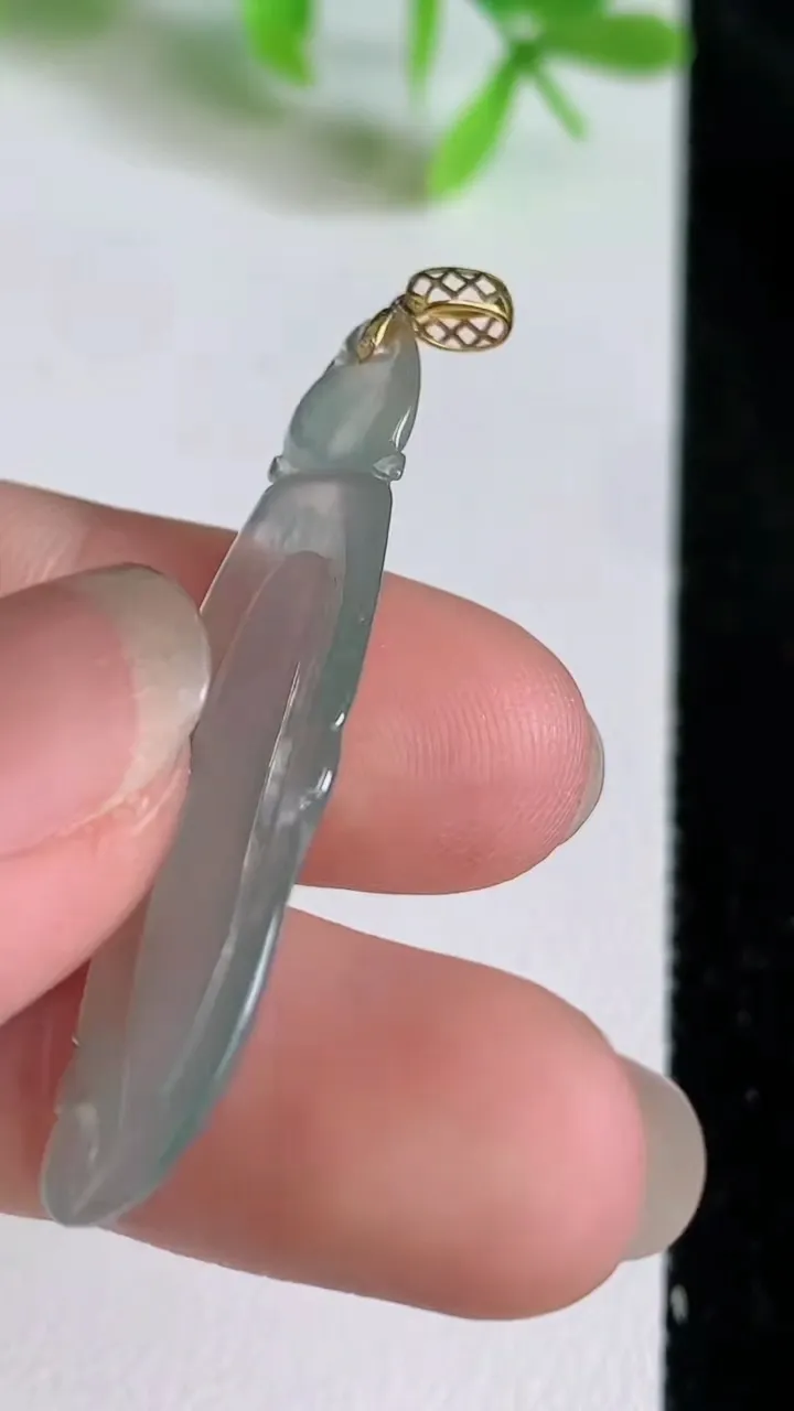 天然A货翡翠人参如意吊坠，尺寸38.8-10-4，重量:2.50g
6月22日
