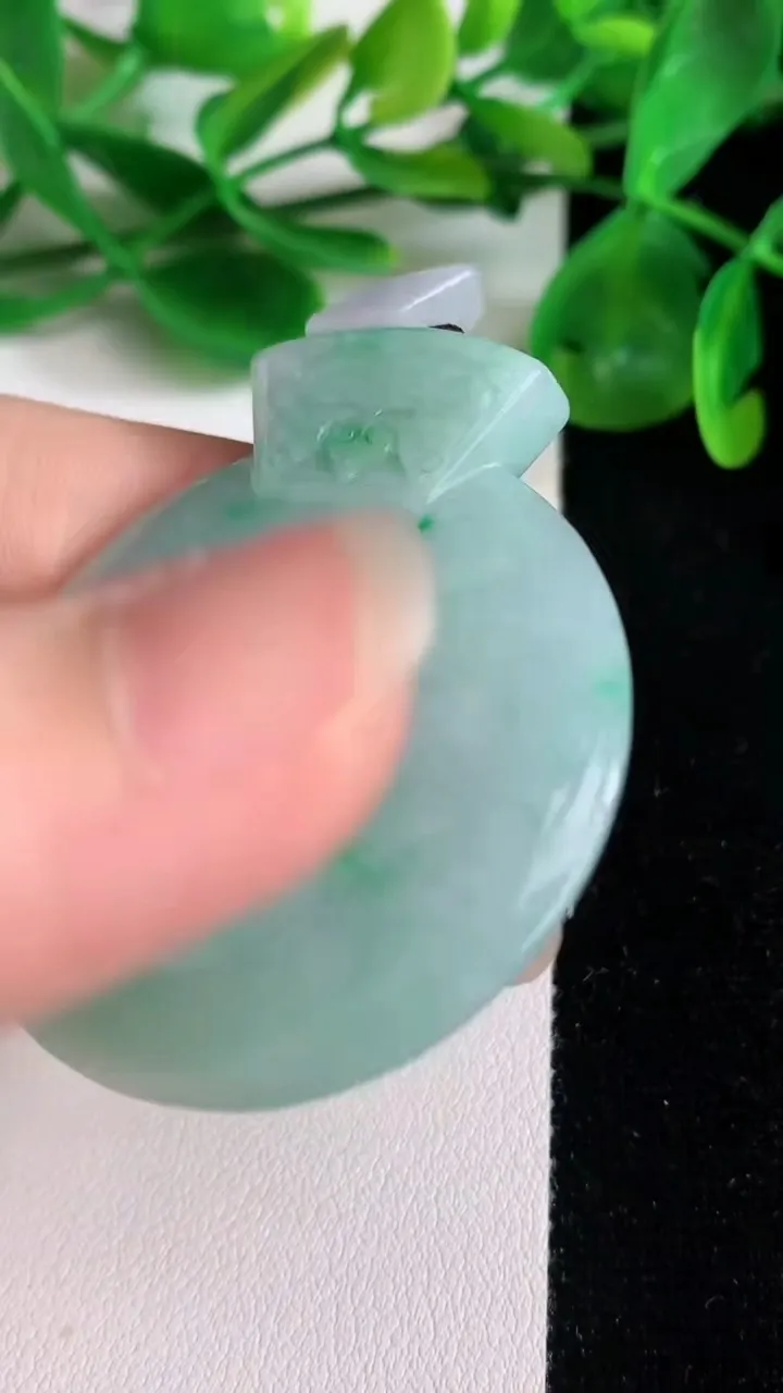 天然A货翡翠平安扣吊坠，尺寸49.2-42.7-5.8，重量:26.24g
6月22日