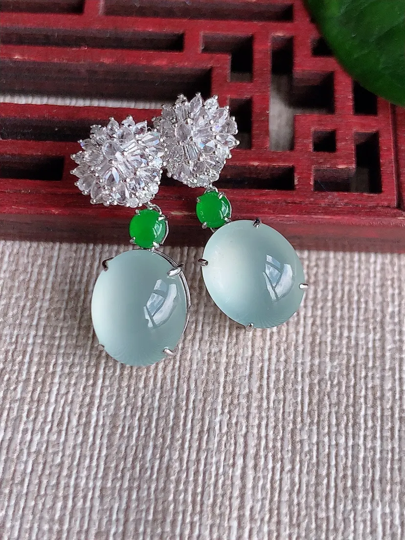 天然A货翡翠18K金伴钻镶嵌白月光蛋面耳坠 尺寸10.5×9×5.8mm 重量4.45g 0621