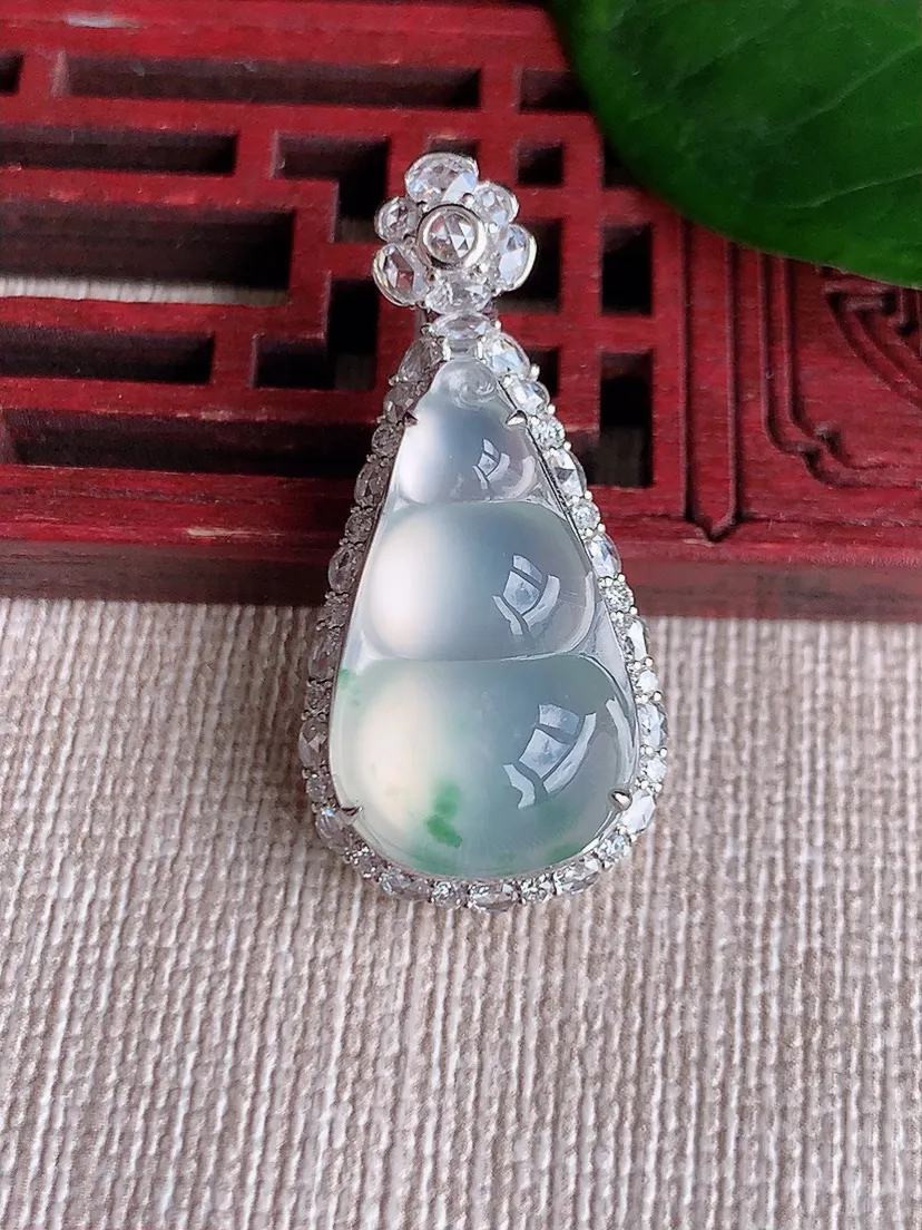 天然A货翡翠18K金伴飘花四季豆福豆平安豆吊坠尺寸32.7×15.7×10.6裸石21.6×12.6m量5.38g 0621
