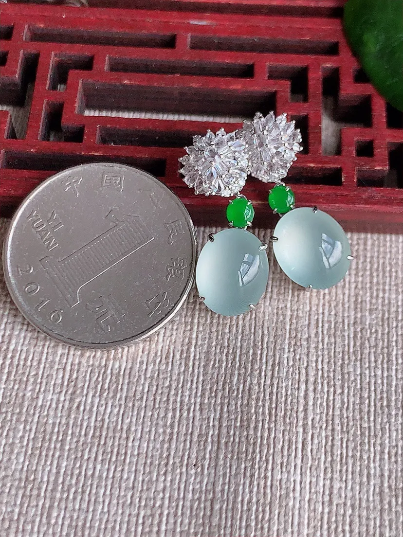 天然A货翡翠18K金伴钻镶嵌白月光蛋面耳坠 尺寸10.5×9×5.8mm 重量4.45g 0621