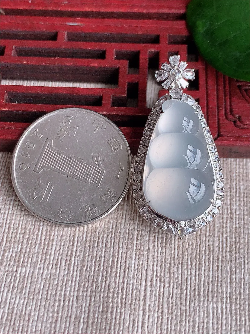 天然A货翡翠18K金伴白月光四季豆福豆平安豆吊坠尺寸37×17.8×12裸石23.5×13.3m量6.45g 0621