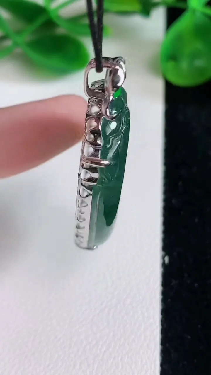 天然A货翡翠种飘花如意吊坠，尺寸45.4-36.3-22-7.3，重量:10.21g
6月22日