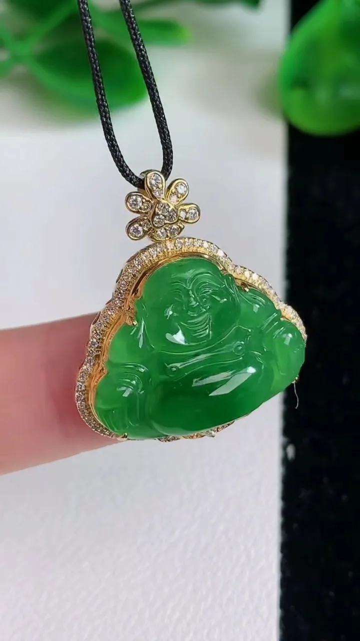 天然A货翡翠佛公吊坠，尺寸25.3-21.7-7.4，裸石15.6-19.8重量:3.97g
6月2