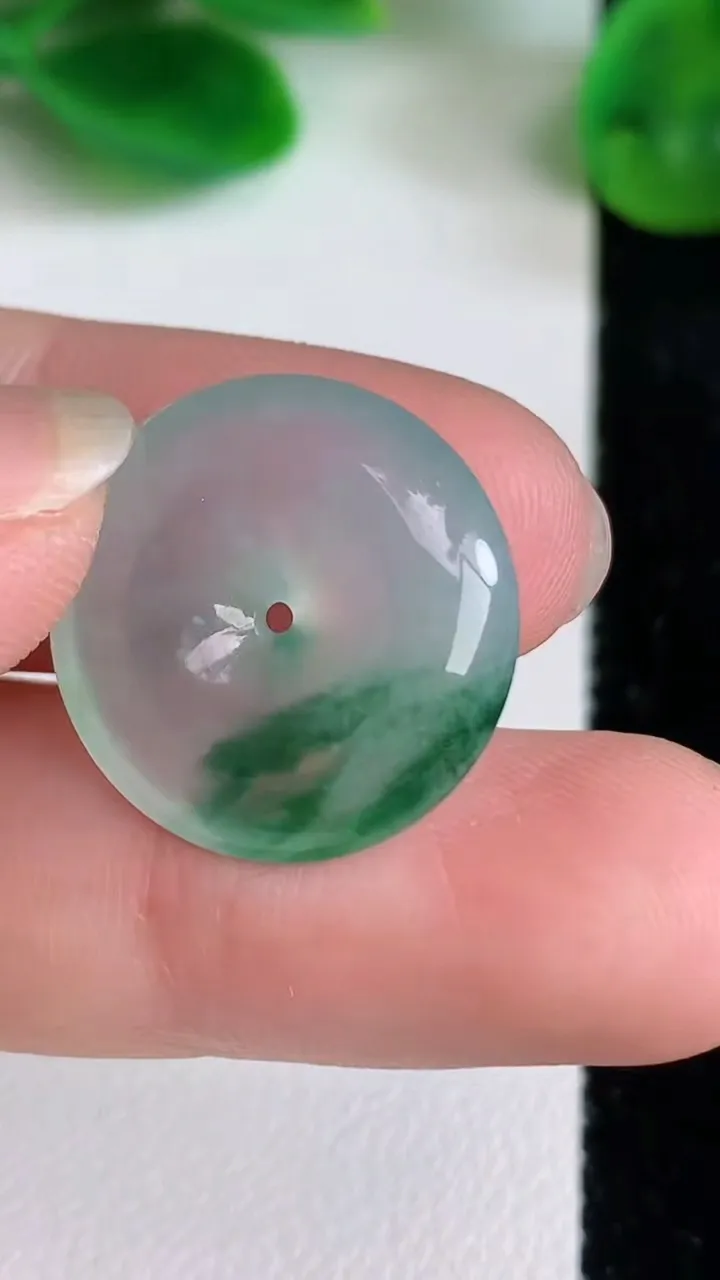 天然A货翡翠平安扣吊坠，尺寸19-5，重量:3.39g
6月22日
