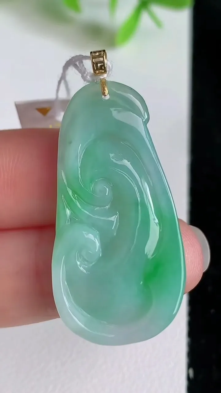 天然A货翡翠如意吊坠，尺寸35.8-18.4-5，重量:6.28g
6月22日