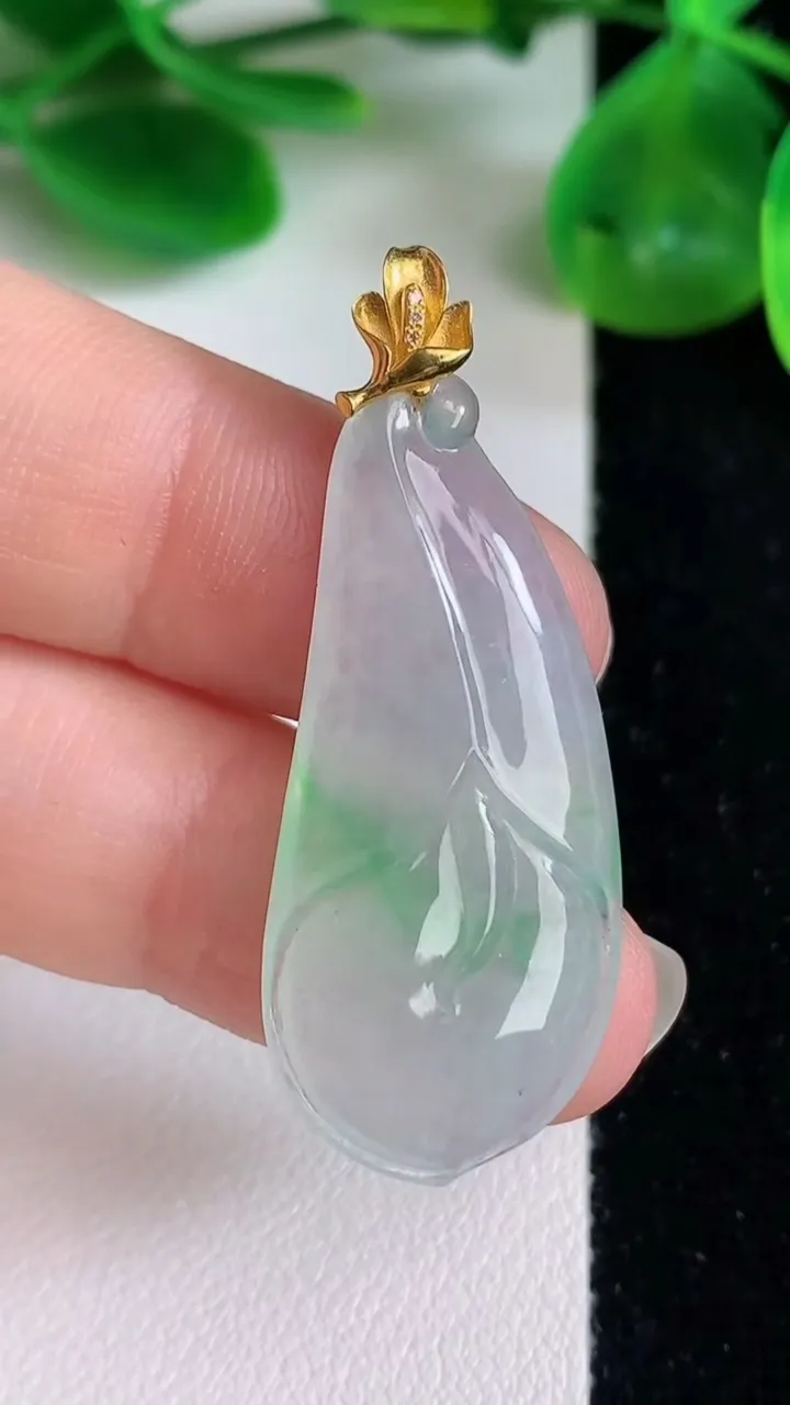 天然A货翡翠玉兰花吊坠，尺寸37-16-4.2，重量:4.85g
6月22日