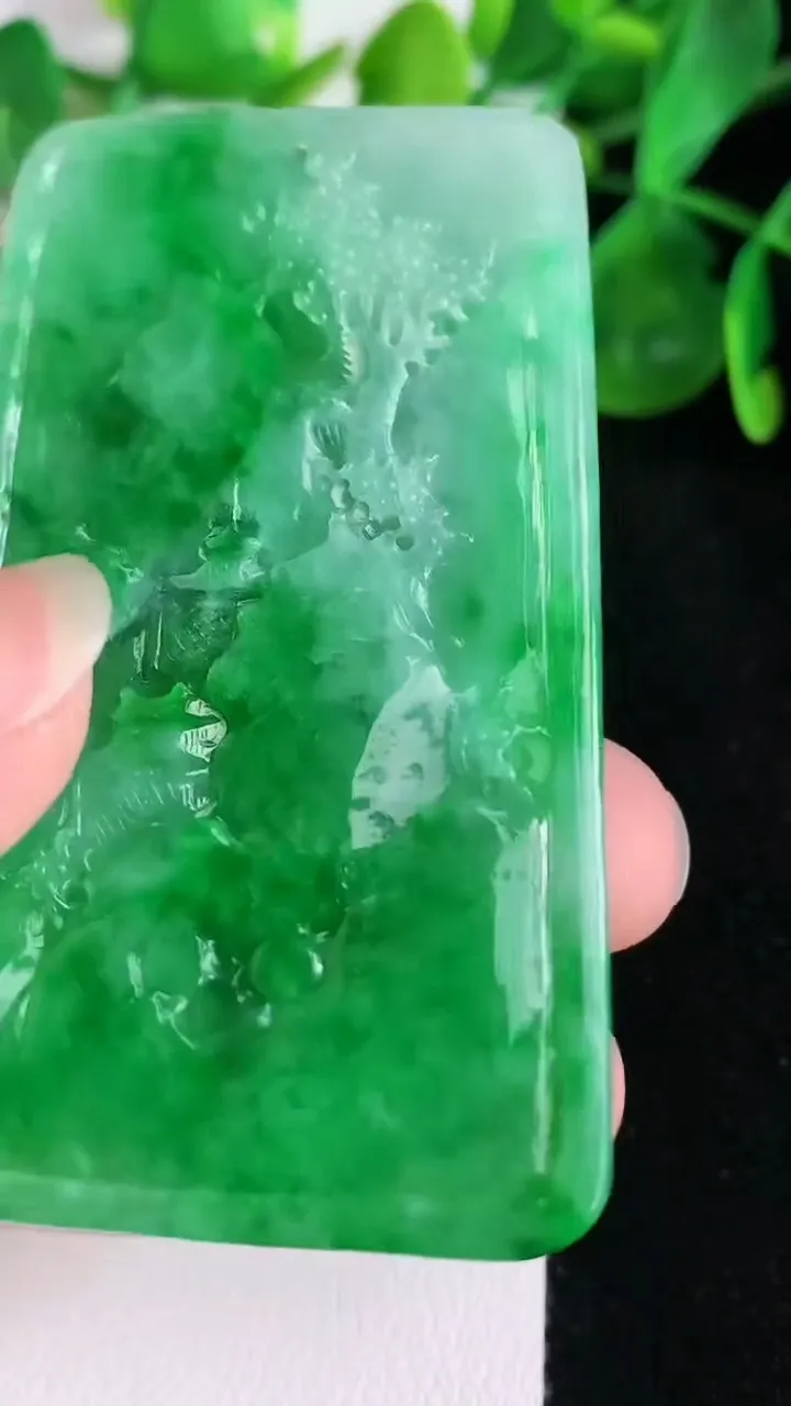 天然A货翡翠山水牌吊坠，尺寸63.6-38-5.2，重量:28.16g
6月22日