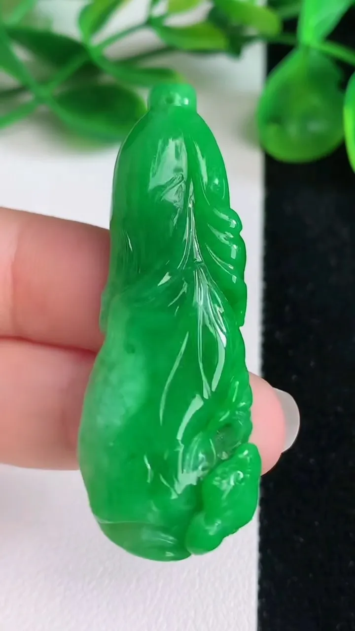 天然A货翡翠白菜吊坠，尺寸50.3-18.7-7.2，重量:13.00g
6月22日