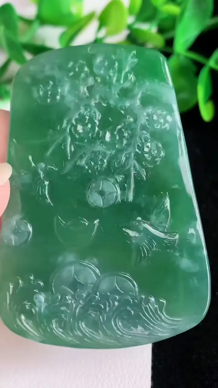 天然A货翡翠虚空藏观音菩萨吊坠，尺寸64.6-43-10，重量:47.63g
6月22日