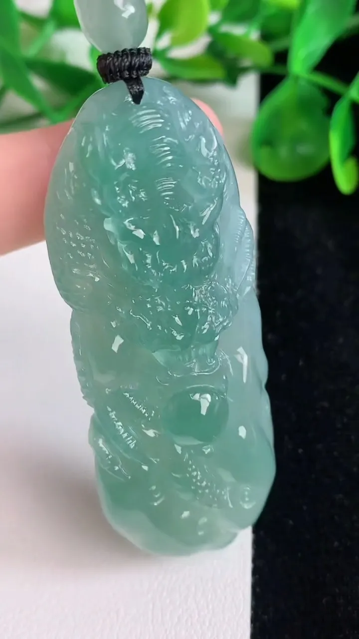 天然A货翡翠龙牌吊坠，尺寸63.5-25.3-13.6，重量:44.70g
6月22日