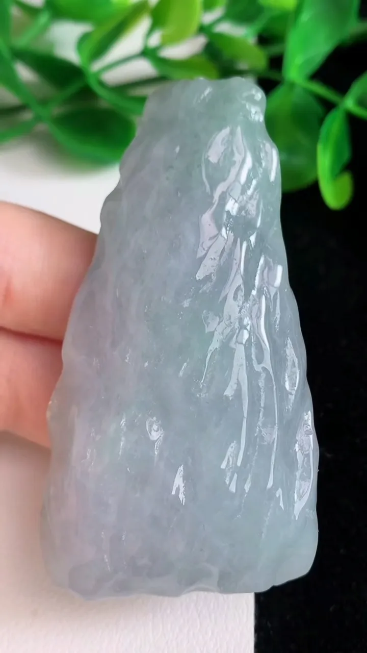 天然A货翡翠随形吊坠，尺寸65-35-15，重量:54.30g
6月22日