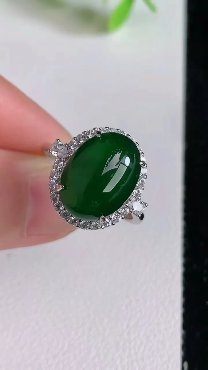 天然A货翡翠蛋面戒指，尺寸13.4-10，重量:3.03g2025年6月22日
工厂直销收藏佳品,种