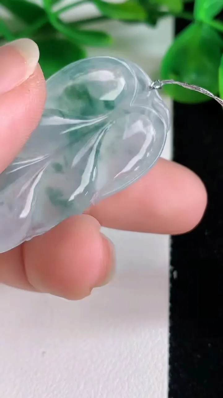 天然A货翡翠冰种飘花金枝玉叶 叶子吊坠，尺寸42.2-21.6-4.5，重量:7.57g
6月22日