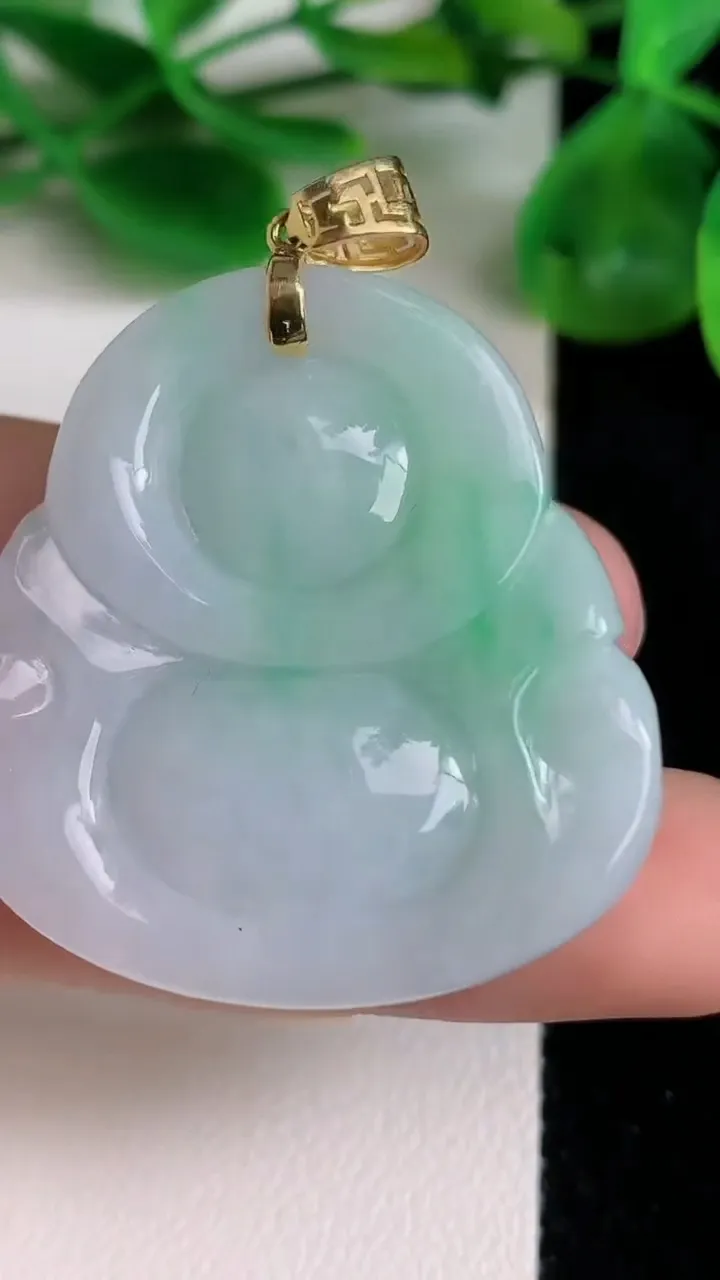 天然A货翡翠佛公吊坠，尺寸35-34.8-12.2，重量:25.57g
6月22日
