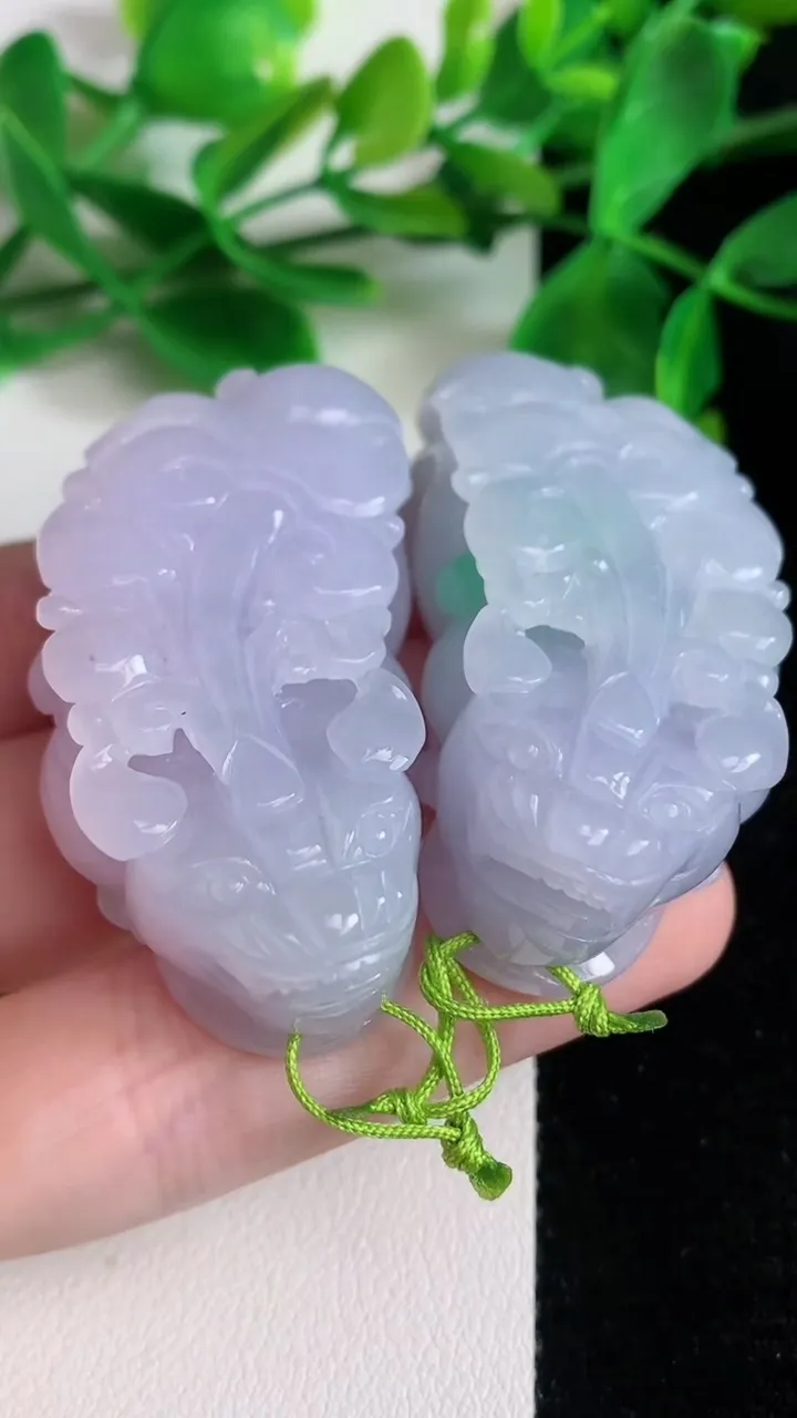 天然A货翡翠春带彩紫罗兰貔貅吊坠一对，尺寸48.3-25-18重量:89.89g
6月22日