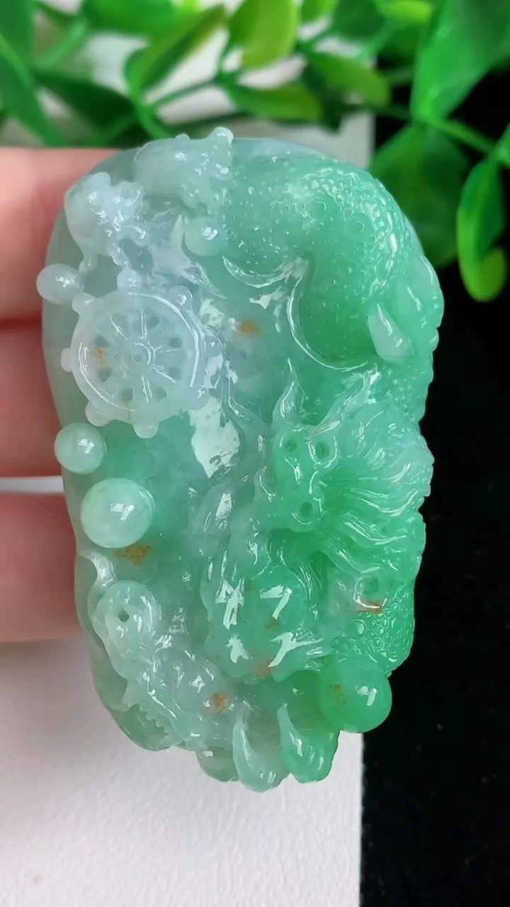 天然A货翡翠龙牌吊坠，尺寸57.3-35.4-12.7，重量:48.90g
6月22日
