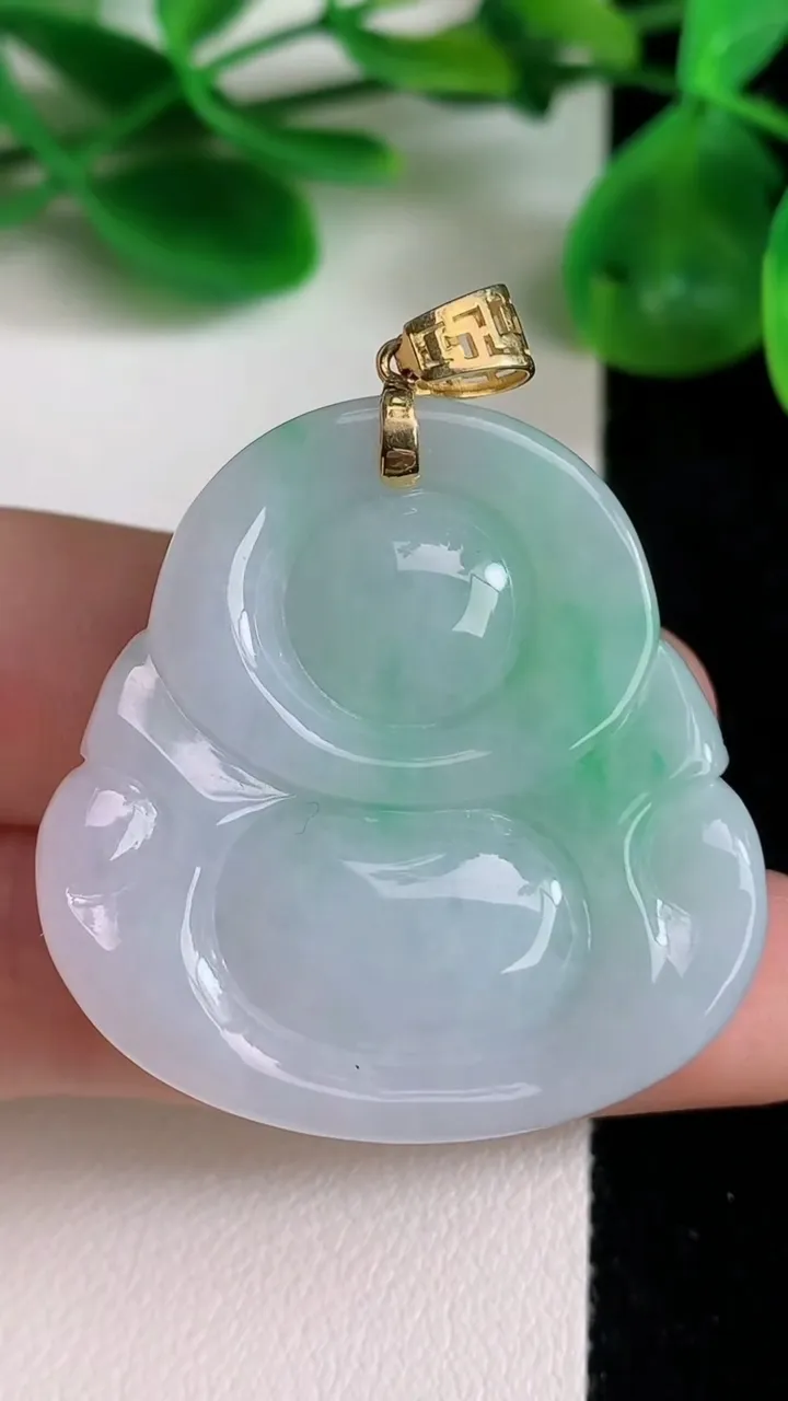 天然A货翡翠佛公吊坠，尺寸35-34.8-12.2，重量:25.57g
6月22日