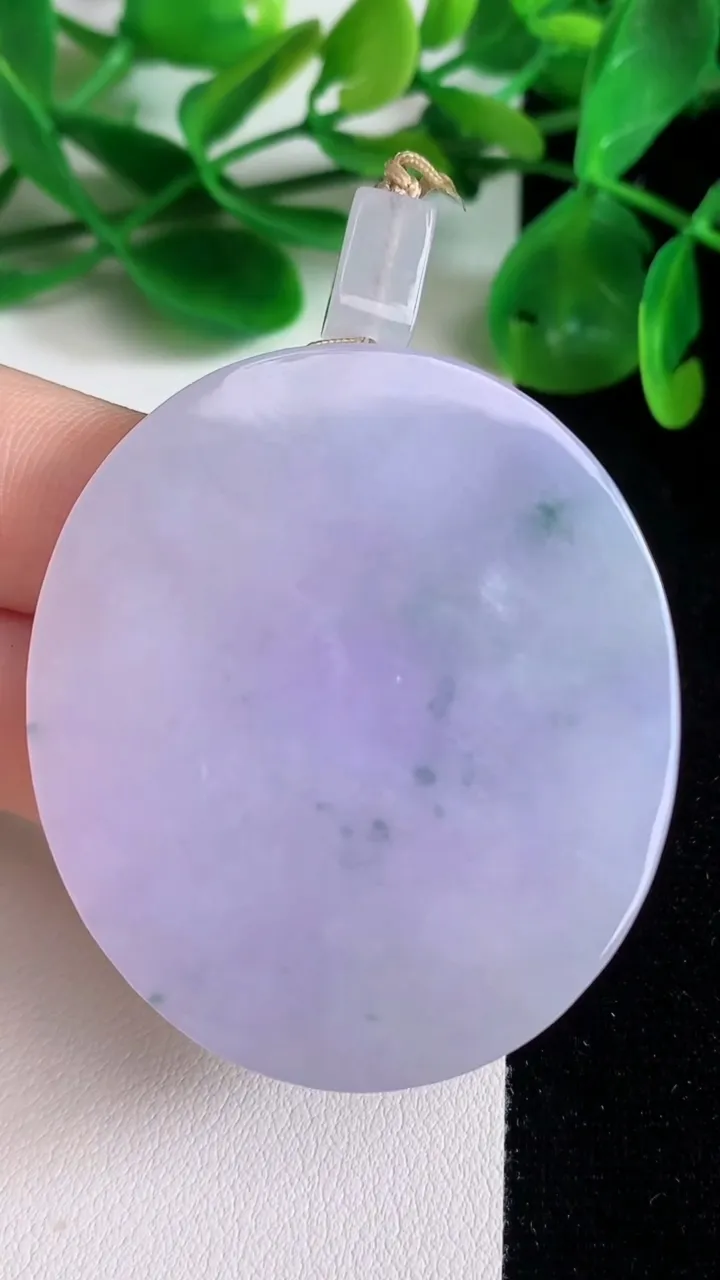 天然A货翡翠紫罗兰飘花无事牌吊坠，尺寸48-42-5.8，重量:32.79g
6月22日