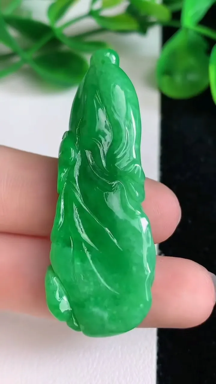 天然A货翡翠白菜吊坠，尺寸50.3-18.7-7.2，重量:13.00g
6月22日