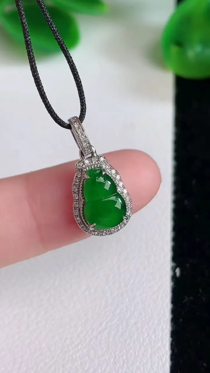 天然A货翡翠葫芦吊坠，尺寸18.4-9-6，裸石9.3-6重量:1.38g
6月22日