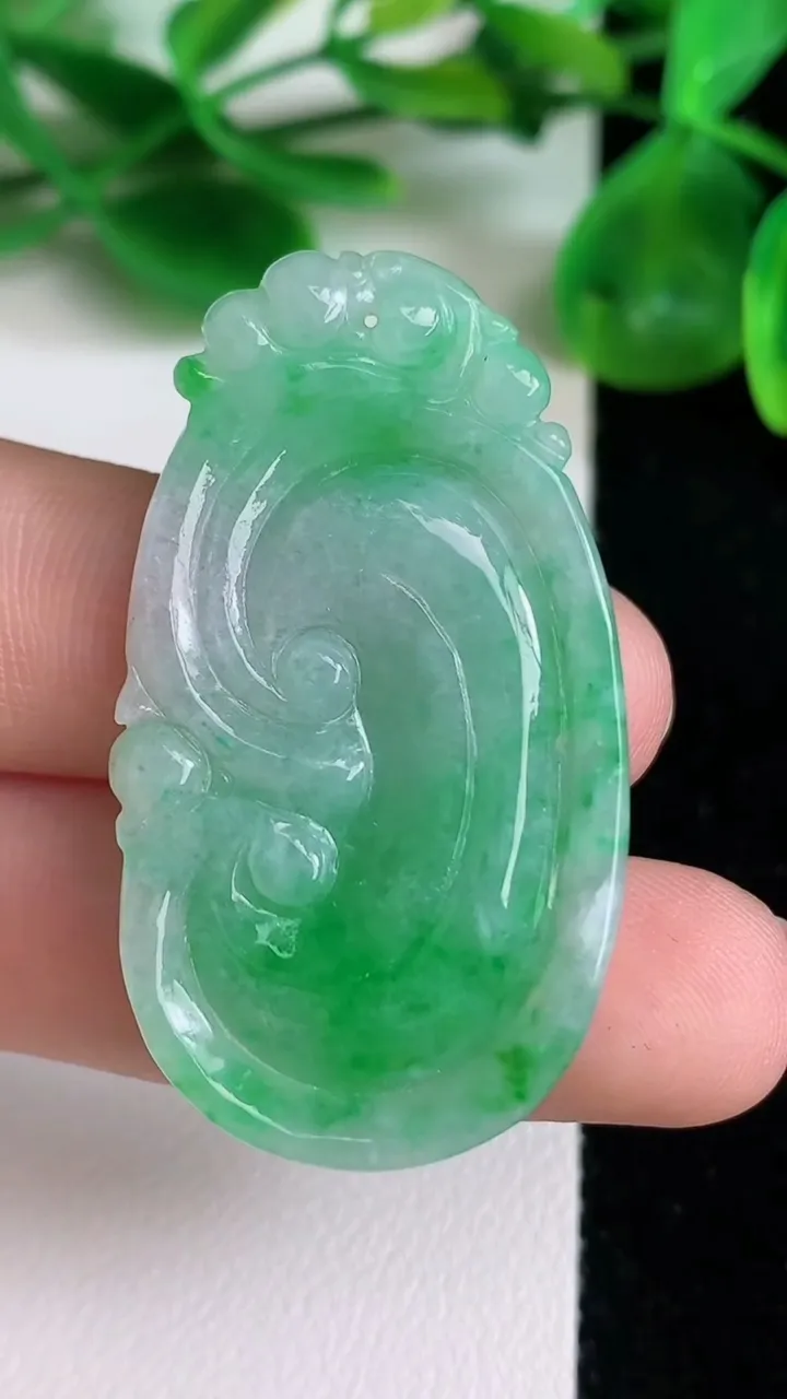天然A货翡翠如意吊坠，尺寸42.3-23-5.2，重量:9.60g
6月22日