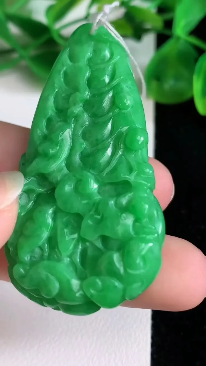 天然A货翡翠白菜吊坠，尺寸51.3-28-14.8，重量:28.96g
6月22日