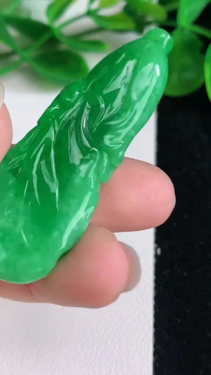 天然A货翡翠白菜吊坠，尺寸50.3-18.7-7.2，重量:13.00g
6月22日