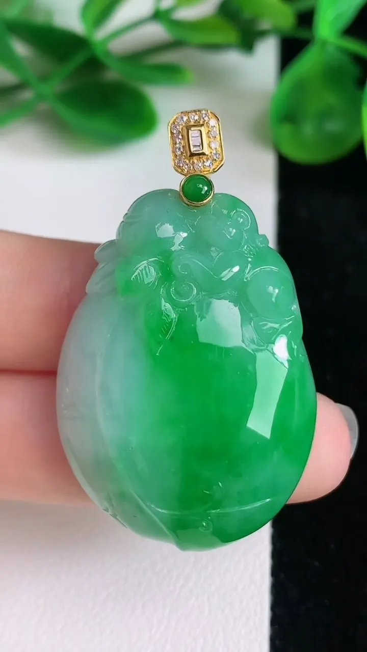 天然A货翡翠寿桃吊坠，尺寸39.2-27.2-10.6，重量:20.86g
6月22日