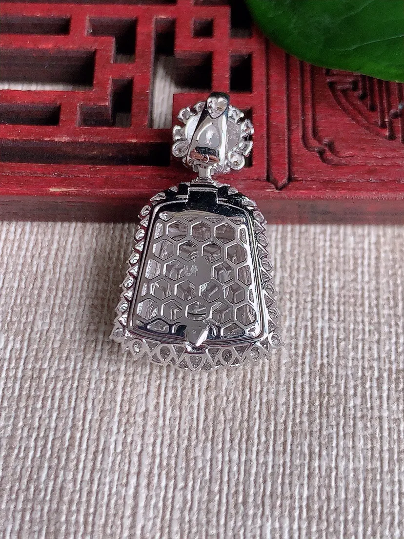 天然A货翡翠18K金伴阳绿无事牌吊坠尺寸29×16.8×7裸石14.4×13m量4.10g 0621
