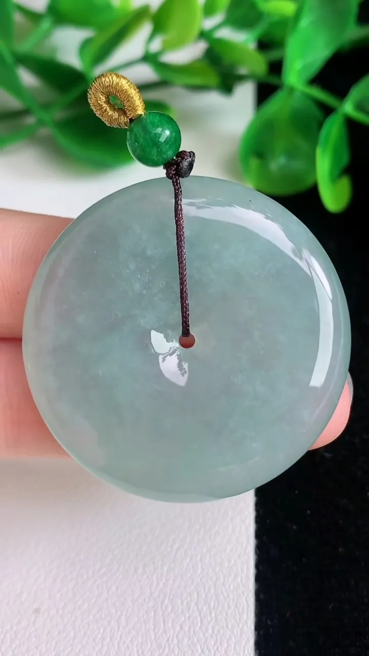天然A货翡翠平安扣吊坠，尺寸38.4-6，重量:19.19g
6月22日
