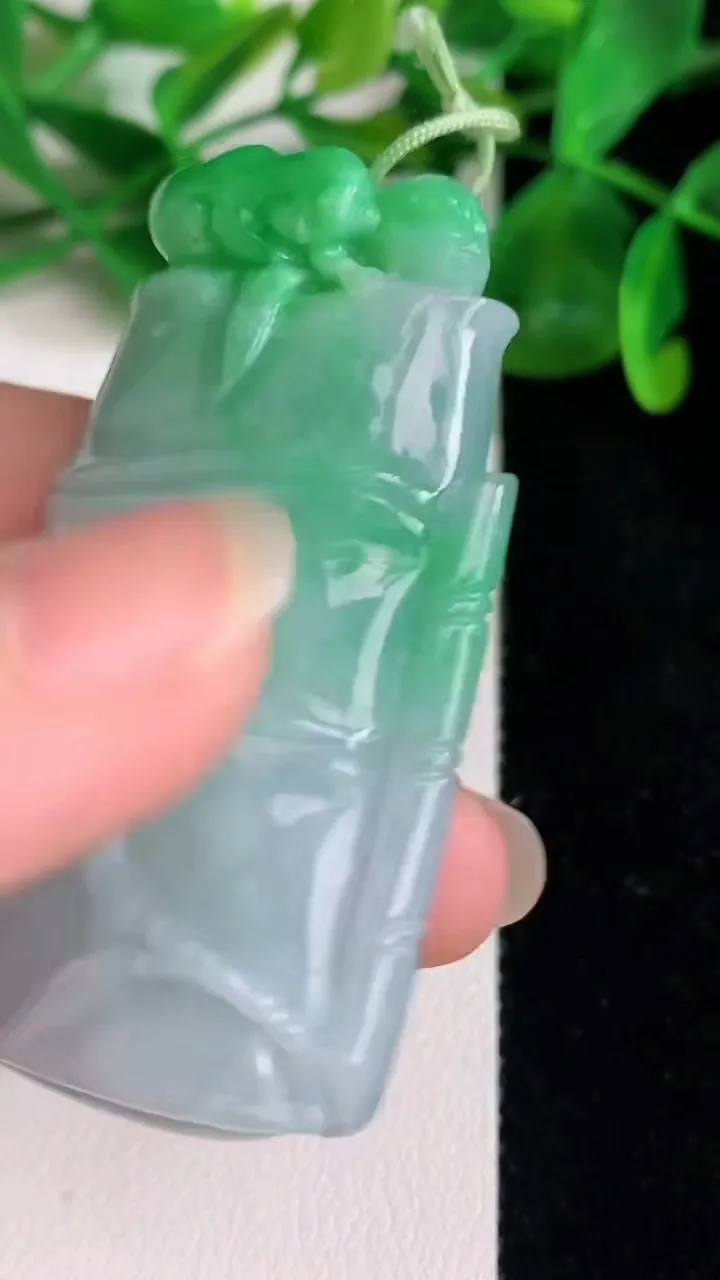 天然A货翡翠节节高升竹节吊坠，尺寸56.3-33-12，重量:47.00g
6月22日