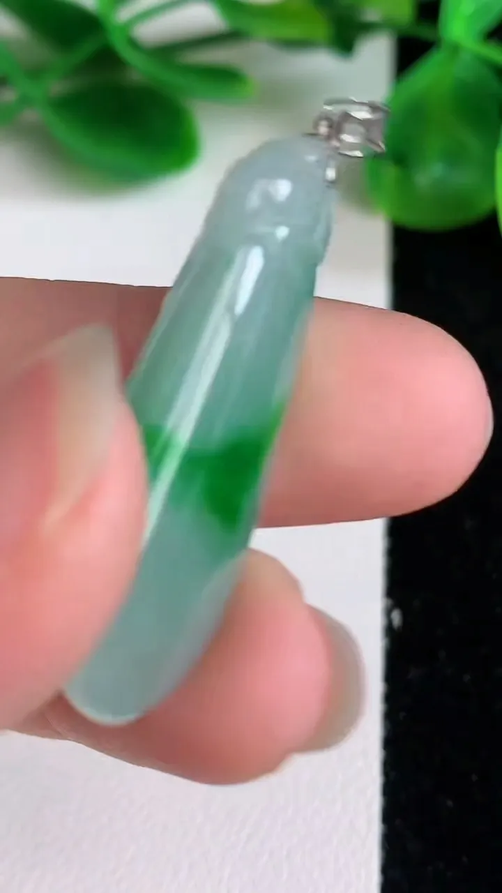 天然A货翡翠福瓜吊坠，尺寸34-13.3-9.6，重量:7.53g
6月22日