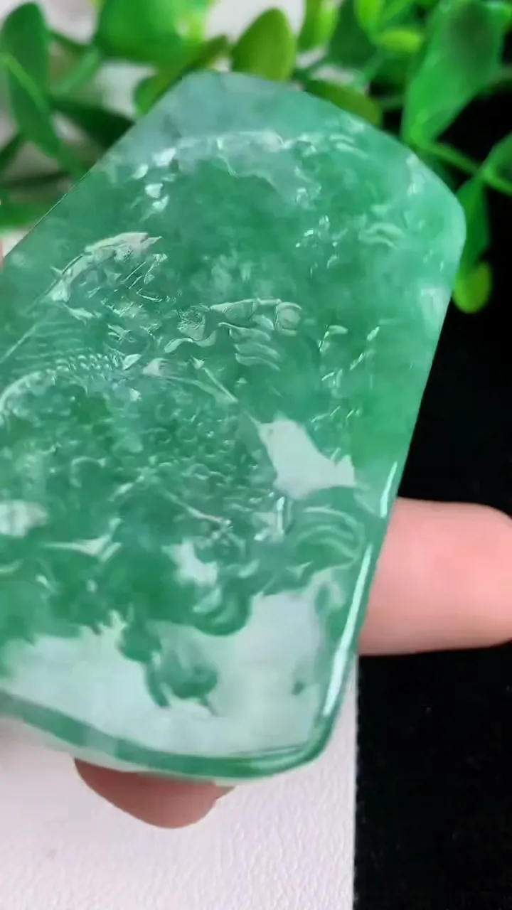 天然A货翡翠山水牌吊坠，尺寸62-42-11，重量:60.11g
6月22日