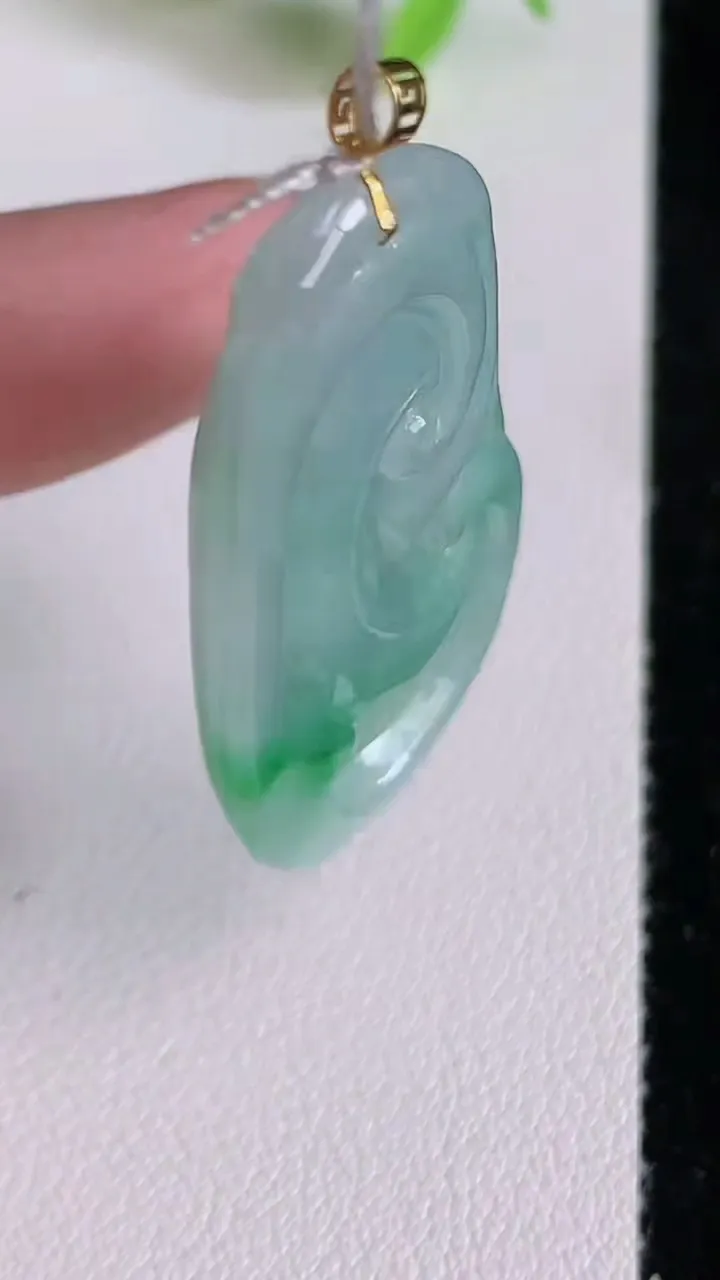 天然A货翡翠如意吊坠，尺寸41.4-21.7-5.4，重量:10.14g
6月22日