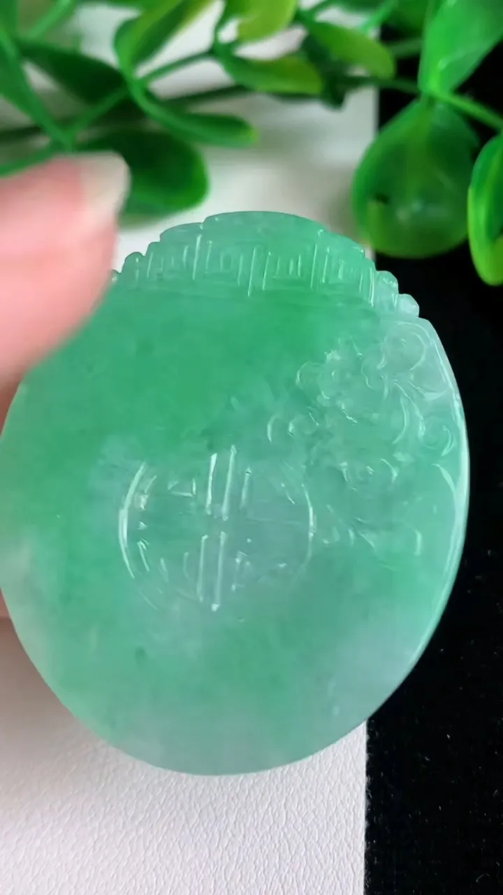 天然A货翡翠仿古无事牌吊坠，尺寸49.7-41.9-6，重量:32.35g
6月22日
