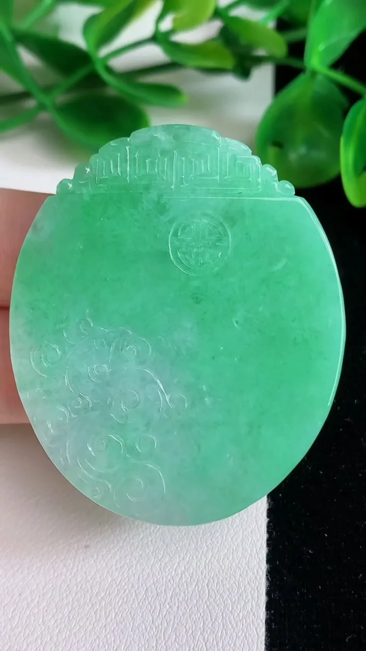 天然A货翡翠仿古无事牌吊坠，尺寸49.7-41.9-6，重量:32.35g
6月22日