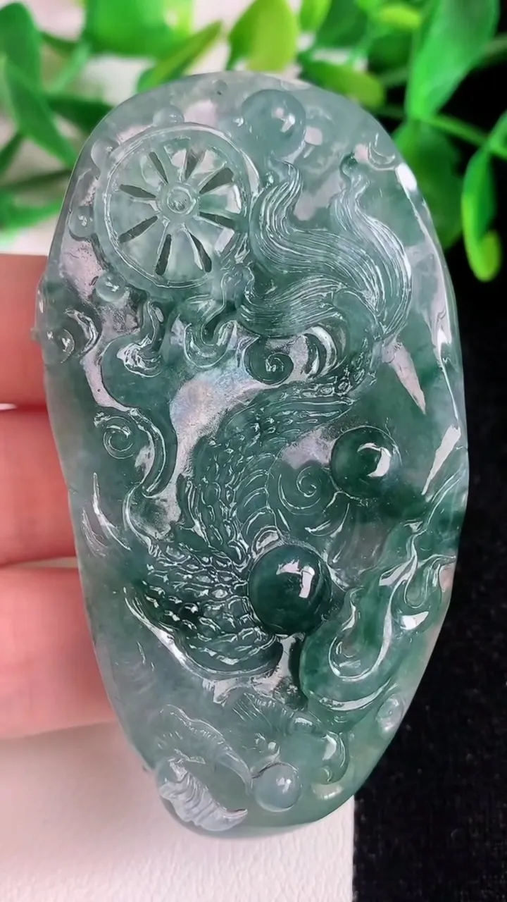 天然A货翡翠龙牌吊坠，尺寸71-37-14，重量:52.89g
6月22日