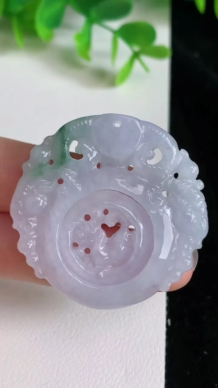 天然A货翡翠生肖牛吊坠，尺寸40.-5.5，重量:15.75g
6月22日