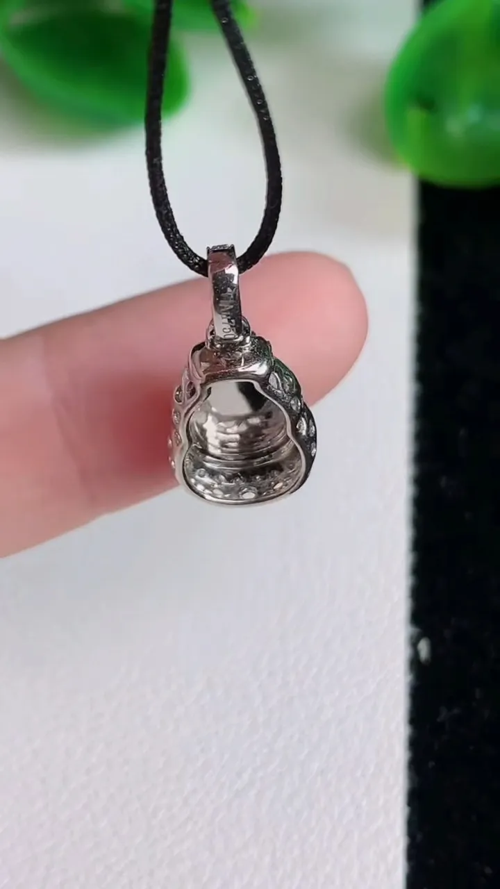 天然A货翡翠葫芦吊坠，尺寸18.4-9-6，裸石9.3-6重量:1.38g
6月22日