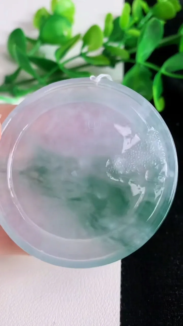 天然A货翡翠种飘花山水牌吊坠，尺寸53.4-5.7，重量:36.40g
6月22日