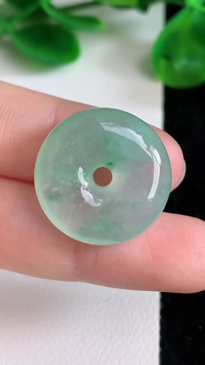 天然A货翡翠平安扣吊坠，尺寸21.4-7，重量:6.61g
6月22日