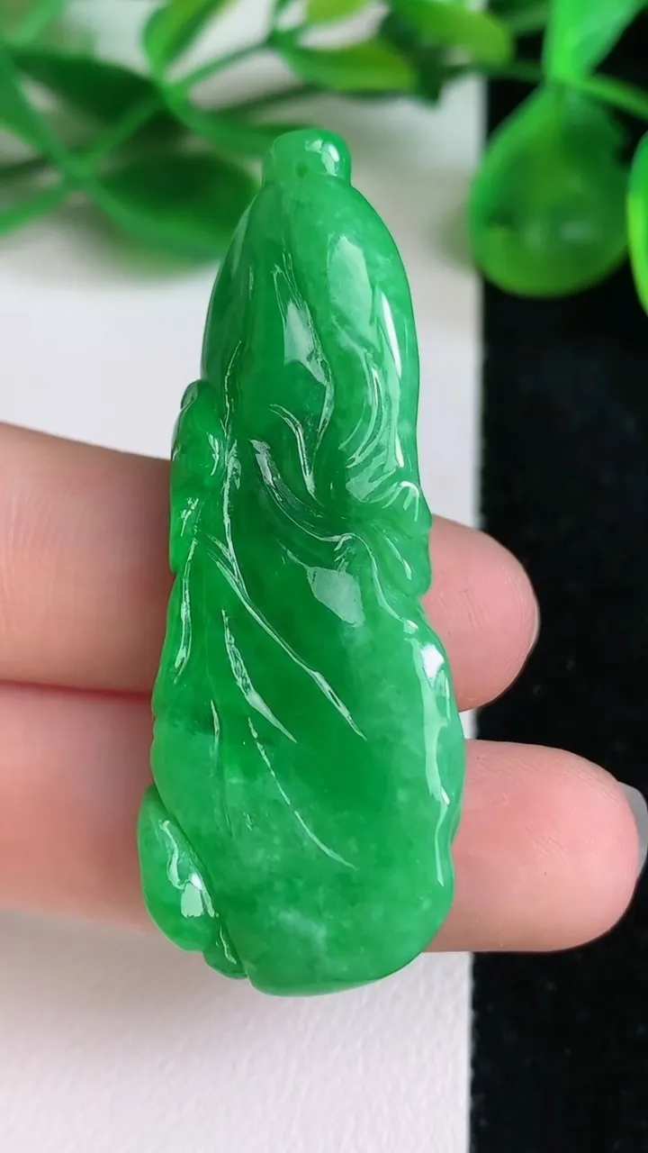 天然A货翡翠白菜吊坠，尺寸50.3-18.7-7.2，重量:13.00g
6月22日