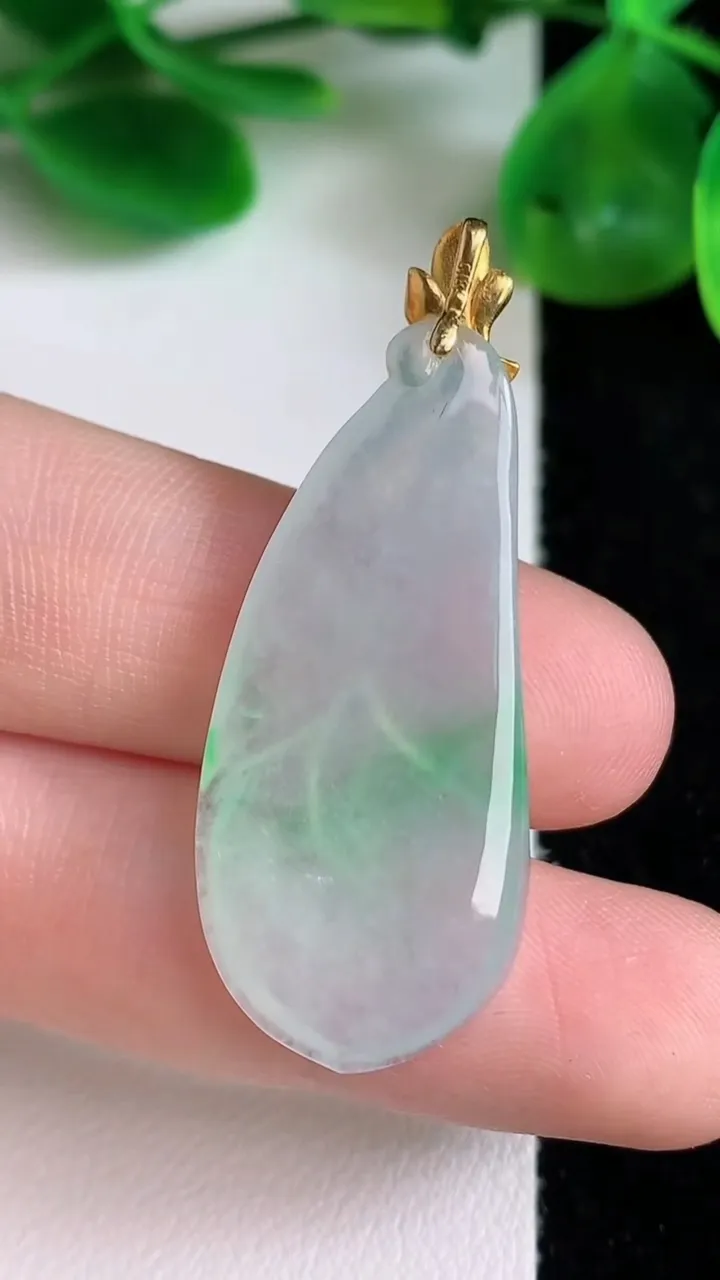天然A货翡翠玉兰花吊坠，尺寸37-16-4.2，重量:4.85g
6月22日