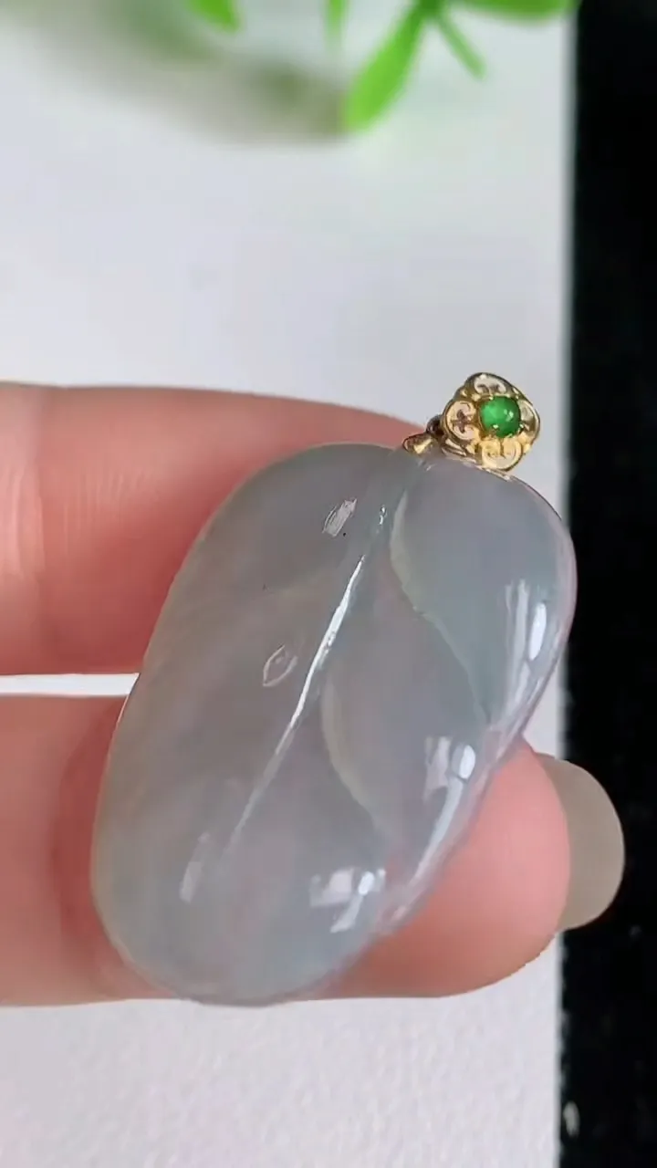 天然A货翡翠金枝玉叶 叶子吊坠，尺寸28-19-3.4，重量:3.68g
6月22日